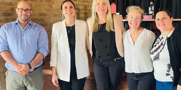 EN EQUIPO. Un proyecto surgido de tres historias familiares.