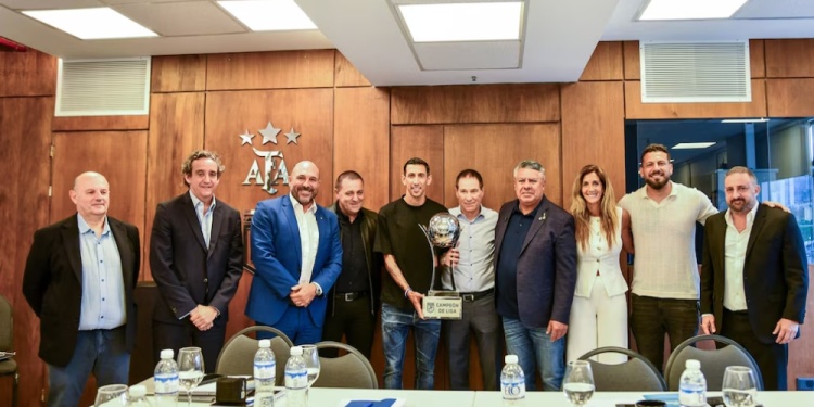 LA FOTO. En esta imagen se ve a los dirigentes de Boca y River, junto con los de AFA y los representantes de Rosario Central.