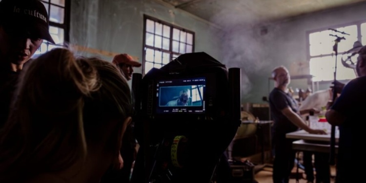 CINE NACIONAL. “Lunática” es una producción de ciencia ficción protagonizada por Magui Bravi. El gobernador Passalacqua visitó el set el sábado.