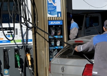 Aumentos “hormiga” empujan los combustibles hacia los $ 2.000