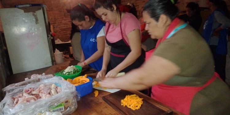 COMEDOR. Cinco cocineras redoblan esfuerzos para no dejar de asistir a 140 personas por semana, pero aseguran que los recursos son cada vez más insuficientes.