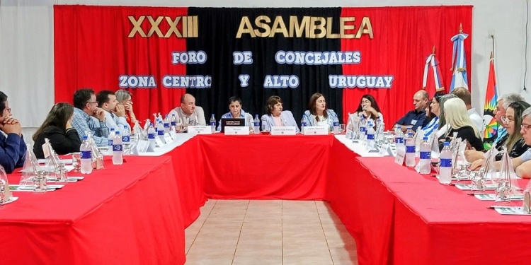 ACCIONES CONJUNTAS. Los concejales durante la reunión.