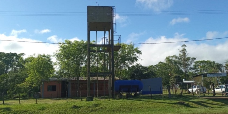 PUESTA A PUNTO. La oficina de la cooperativa se encuentra en la entrada del pueblo y las perforaciones distribuidas en ocho zonas.