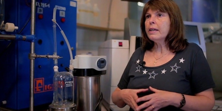 EN EL LABORATORIO. Inició su carrera en 1982.