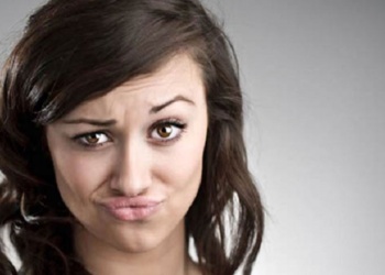 Cromoterapia y sarcasmo: transformar la ironía en color