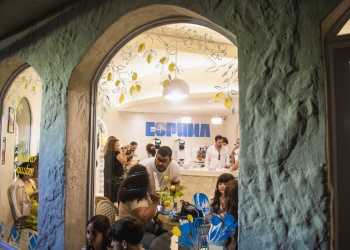 “Espuma”: un rincón mediterráneo en Posadas que desembarca en la Bajada Vieja