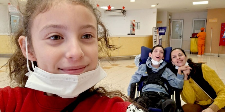 AGRADECIDOS. “Sé que no cambiará su diagnóstico pero puede mejorar su calidad de vida”, aseguró su mamá.