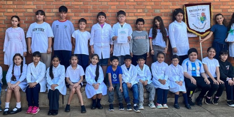 PEQUEÑOS ESCRITORES. Alumnos de la Escuela N° 167 formaron parte del primer poemario de la institución.