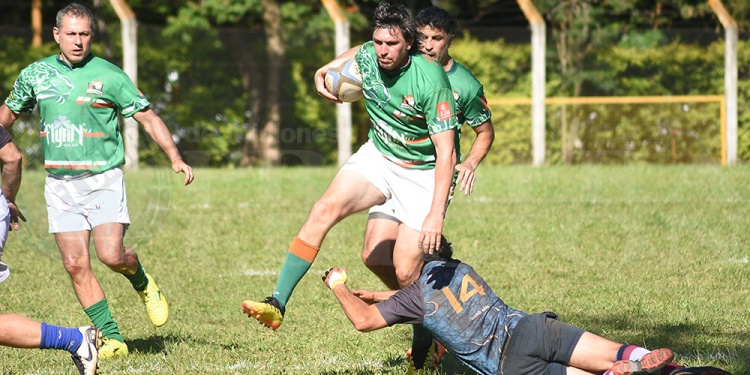 SALTANDO AL TACKLE. Facundo Jantzon inicia un ataque para Yaguareté, en el partido ante Vinos de San Juan, en el marco de la categoría competitiva.