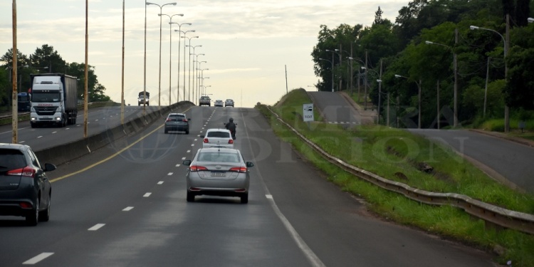 ATENTOS. El tramo en Garupá de la ruta nacional 12, con sentido a Candelaria, señalado por conductores.