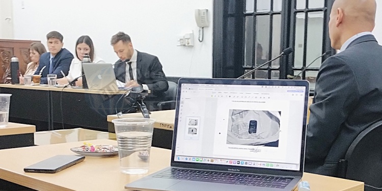 EN LA BOLSA DE CALIFORNIA. El exinvestigador de la SAIC, Ruiz Díaz, responde al fiscal Vladimir Glinka, en la computadora el teléfono de Guirula hallado en el casillero de Tabárez.