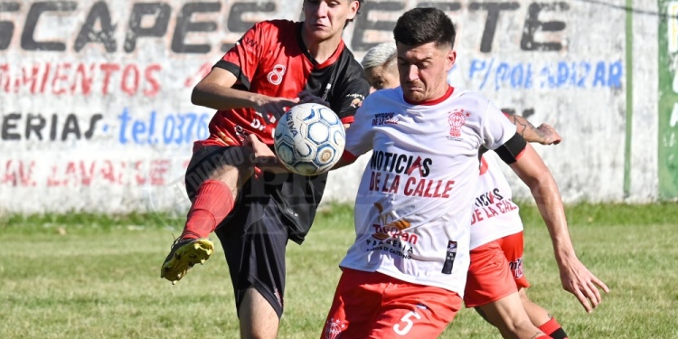 LUCHADO. Santiago Del Valle (5) protege la pelota ante un rival de Ágil.