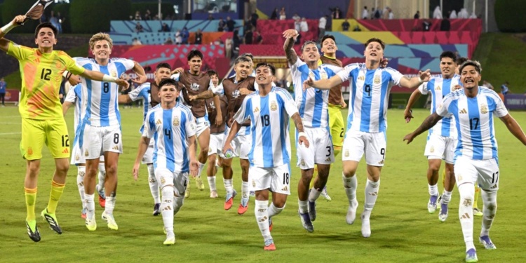 SUEÑO. El misionero Jainikoski, con la 18, se alista para enfrentar a México por los dieciseisavos de final del Mundial Sub 17. Facu pelea por un lugar entre los once.