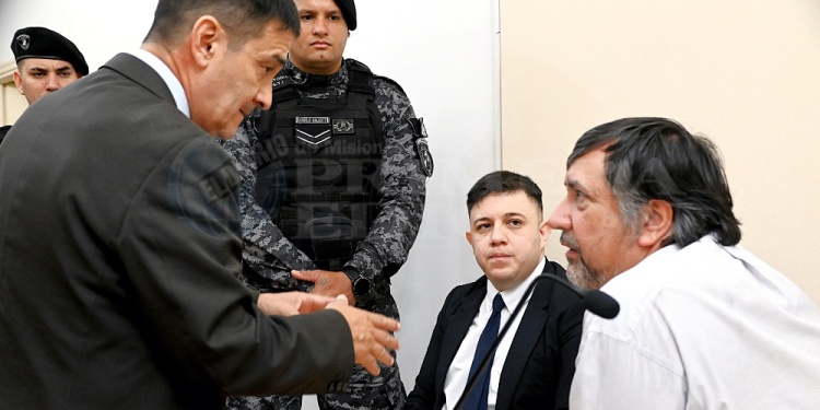 CUARTO INTERMEDIO. Gustado Arnaldo Bernie dialoga con Jorge Horacio Zabulanes, defensor de Pedro Núñez (sentado con traje).