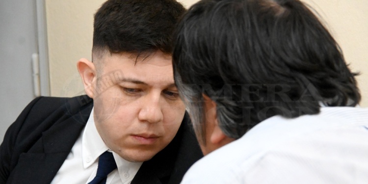 SILENCIO Y ESTRATEGIA. Pedro Alejandro Núñez conversa con su defensor particular Jorge Horacio Zabulanes antes del inicio del debate ayer en calle La Rioja 1561.