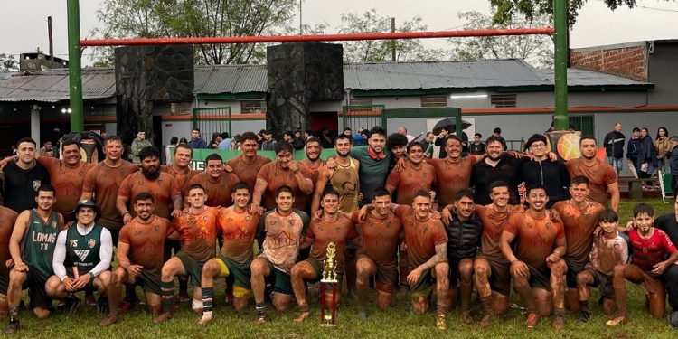 EN LO ALTO DEL PODIO. El plantel de Lomas, con el trofeo de campeón.