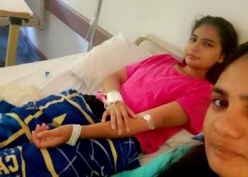 Una mujer pide una cirugía urgente para su hija de 16 años