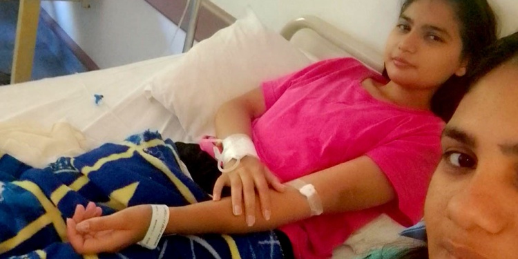 MADRE E HIJA. Lograr la internación de la adolescente trajo tranquilidad, pero necesitan una fecha para la operación.