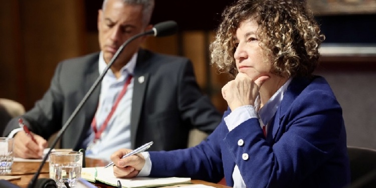 DIVERSIFICACIÓN. La ministra Marta Ferreira, durante las exposiciones.