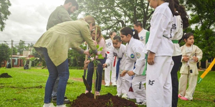 PARTICIPATIVO. Niños y adultos son los verdaderos protagonistas de “Barrios Más Verdes” en Posadas.