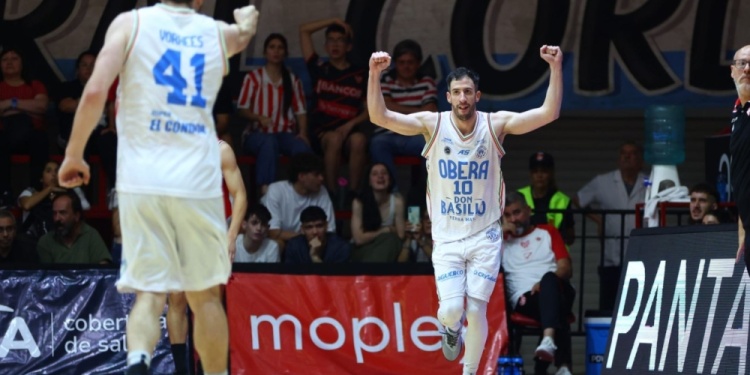REFERENTE. El base oriundo de Olavarría, en el juego ante Instituto de Córdoba.