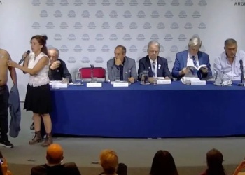 Insólita presentación antivacunas sorprendió al Congreso y se viralizó en las redes