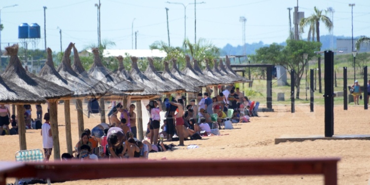 CUENTA REGRESIVA. En un mes se lanzará oficialmente la temporada de playas en Posadas.