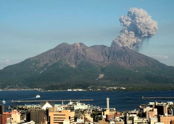 Erupción en Japón: el volcán Sakurajima lanza una columna de ceniza de 4.400 metros de altura