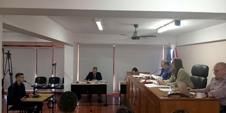 SE DESLIGÓ DEL CRIMEN. El imputado declarando frente al Tribunal de Eldorado, presidido por Adriana Andino.