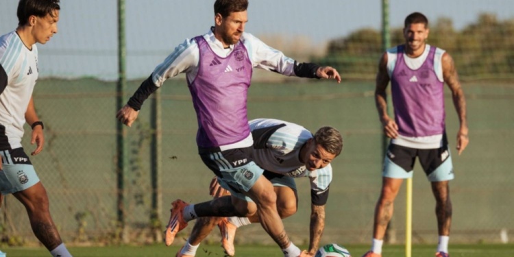 ENCHUFADO. Messi se mostró muy activo en la práctica y habló del futuro.