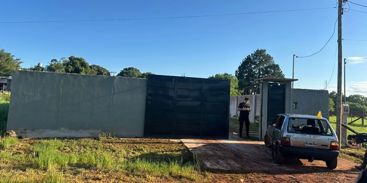 QUINCHO. El automóvil de la víctima también sufrió destrozos ese día.