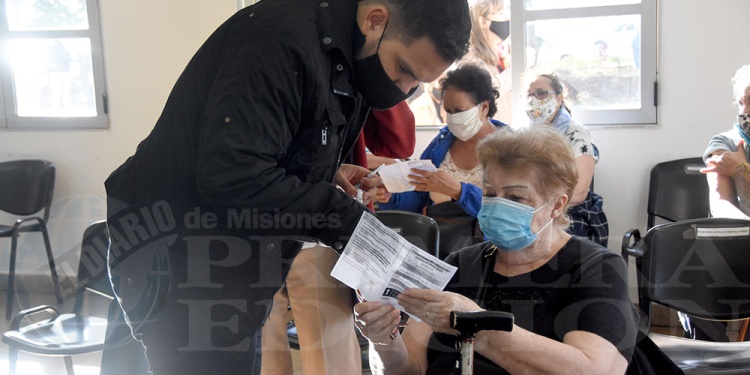 CADA VEZ MENOS. Son pocos los misioneros que cumplen con la recomendación de aplicarse una dosis anual contra el COVID.