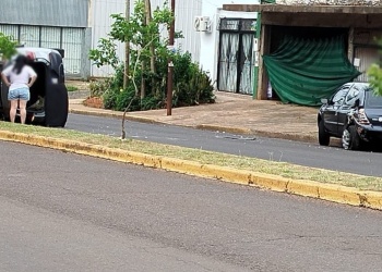 Un auto volcó tras un choque en una transitada esquina de Posadas