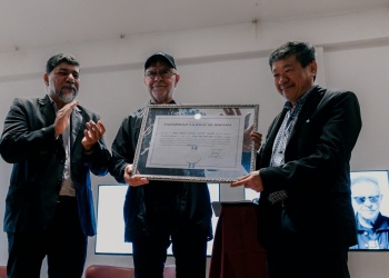 León Gieco recibió el título de Doctor Honoris Causa de la UNaM con el acompañamiento de Passalacqua