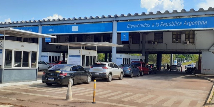 CONTROLES DE IMPORTACIÓN. Los carriles de Aduana en el puente Tancredo Neves de constante tránsito fronterizo.