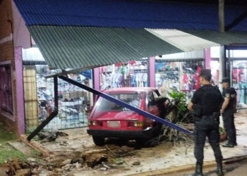 Un conductor ebrio provocó un choque que dejó un auto dentro de un comercio