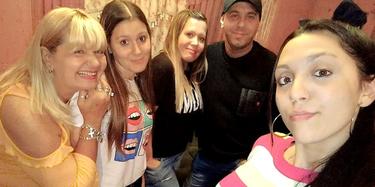 EN FAMILIA. Nancy Hryb (izquierda) y sus cuatro hijos: Daiana, Débora, Katherin en una de las últimas imágenes que guarda con Pablo Arredondo con vida.