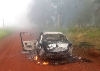 Un auto se incendió por completo en Posadas