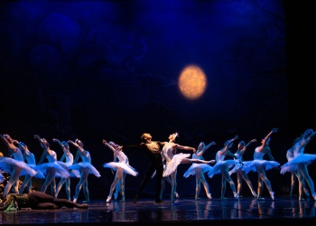 El Ballet Clásico cierra la temporada con “El lago de los cisnes” y una campaña solidaria en el Teatro Lírico
