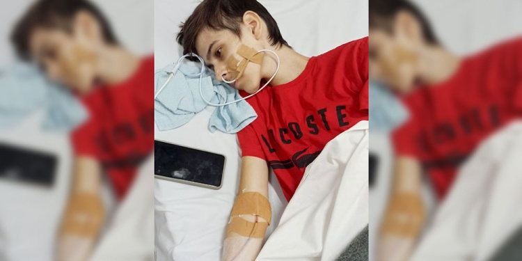 SOLIDARIOS. Brian comenzó ayer la quimioterapia gracias a la ayuda de un lector y del propietario de Giofarma. Necesita más ampollas para seguir.