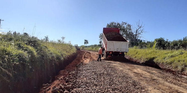 CAMINOS TERRADOS. Uno de los principales costos municipales, con el combustible que no para de subir.