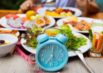 Cenar más temprano mejora la salud:  por qué y cómo hacer el cambio