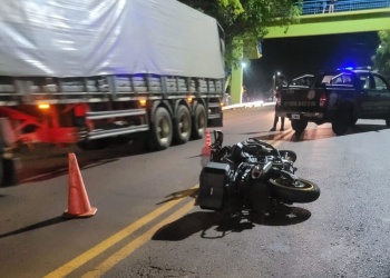 Una mujer y sus hijos, de 1 y 8 años, resultaron lesionados tras ser embestidos por una moto