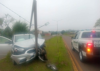 Posadas: una conductora perdió el control y chocó contra un poste