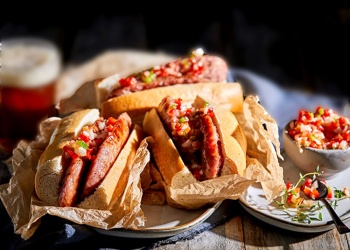 Chorizos caseros con salsa criolla