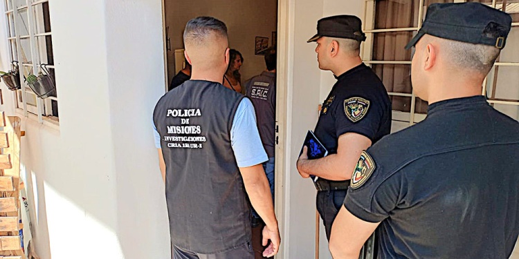 DESPLIEGUE. El procedimiento se realizó pasadas las 10 en propiedades a dos cuadras de la cafetería donde fue detenido el viernes.