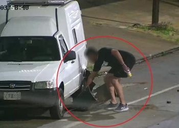 Chocó a un vehículo estacionado, huyó y volvió a pie para recoger el paragolpes