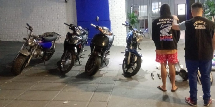 SECUESTRO. El principal sospechoso junto a cuatro de las motocicletas y partes presuntamente robadas.