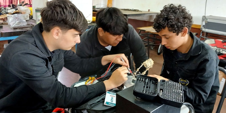 EN ACCIÓN. Alumnos de la EPET 30, una de las 51 EPET de la provincia, en el aula taller.