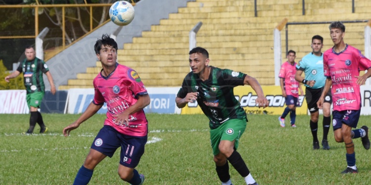 IGUALES. Estudio Galeano y Luz y Fuerza de Iguazú empataron 1-1 en el Andrés Guacurarí de Crucero del Norte.